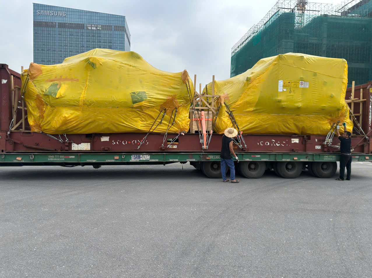 Vận chuyển chiller vào vị trí lắp đặt toà nhà CMC THT 